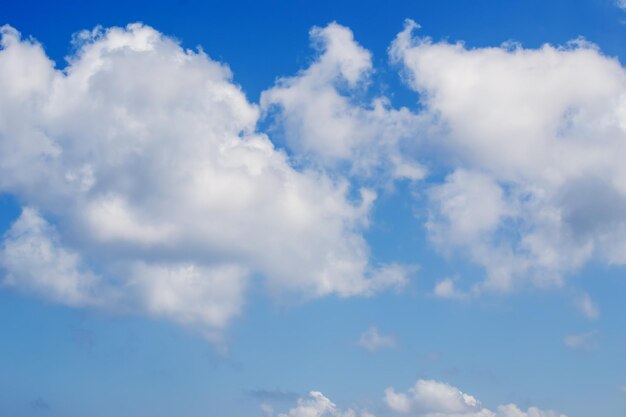 Céu azul e nuvens brancas