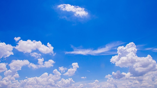 céu azul e nuvens brancas