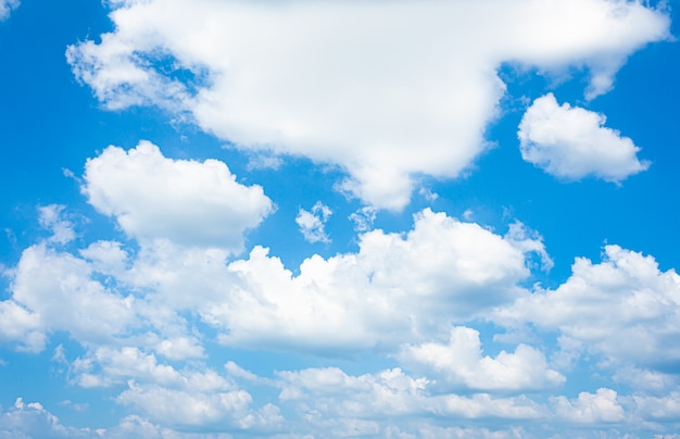 Foto céu azul e nuvens brilhantes