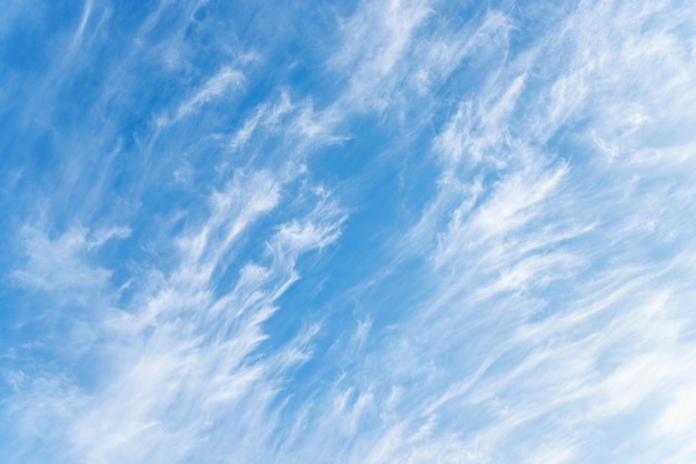 Foto céu azul e nuvens cirros brancas.