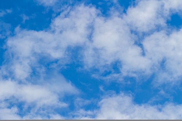 Céu azul e nuvens cirros podem ser usados como plano de fundo