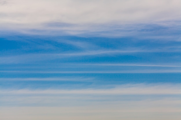 Foto céu azul e nuvens cirros podem ser usados como plano de fundo