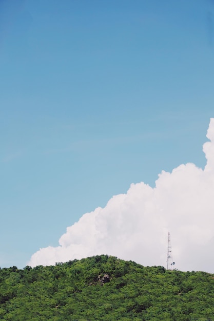 Céu azul e nuvens com espaço de cópia.