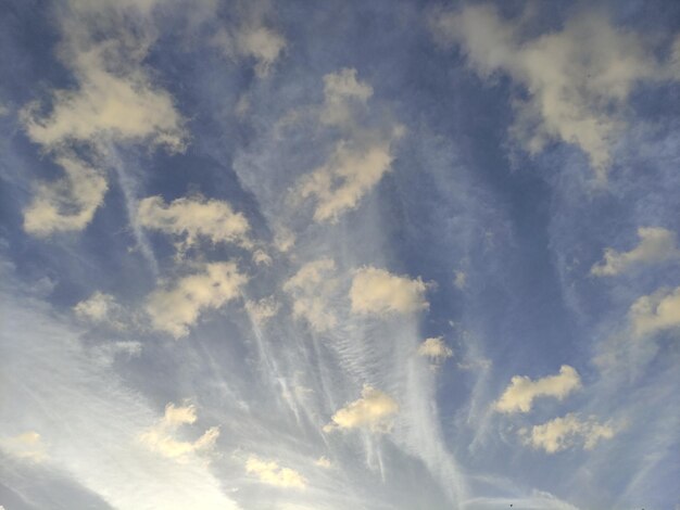 Foto céu azul e nuvens com sol forte