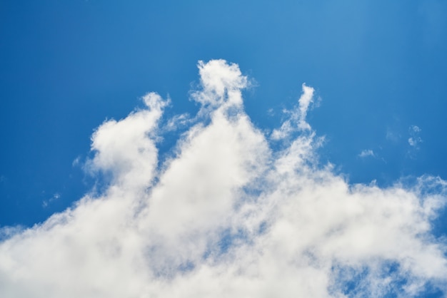 Céu azul e nuvens de fundo