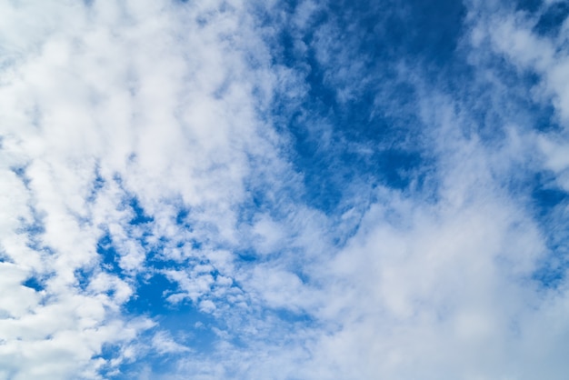 Céu azul e nuvens de fundo