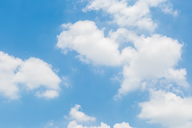 céu azul e nuvens de fundo