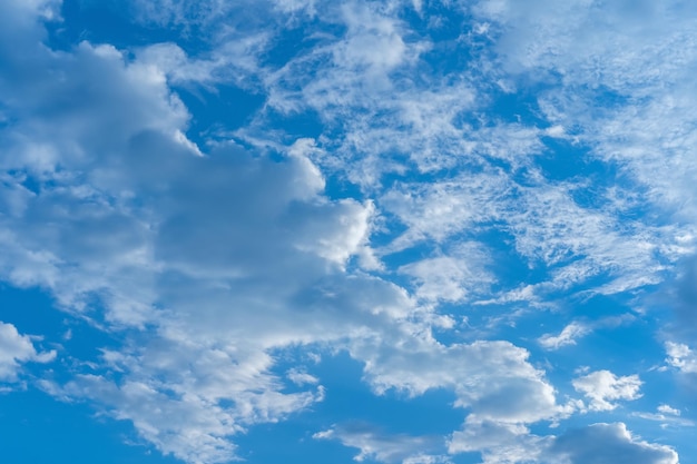 Céu azul e nuvens diferentes