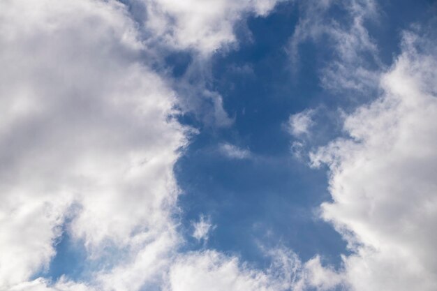 Céu azul e nuvens expressivas