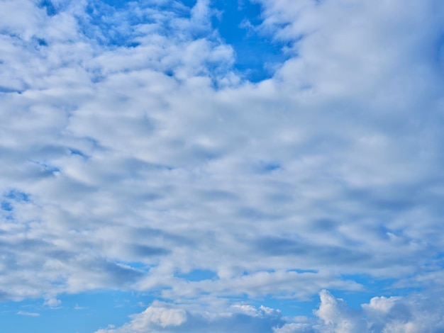 Céu azul e nuvens fofas