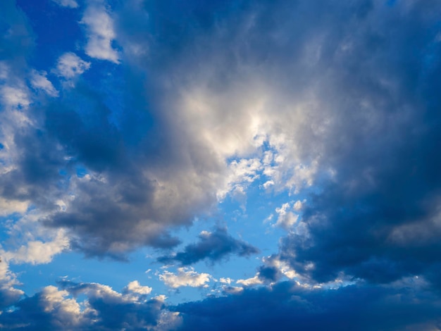 Céu azul e nuvens fofas