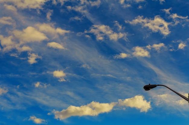 Céu azul e nuvens fundo do céu e das nuvens. fundo do céu azul