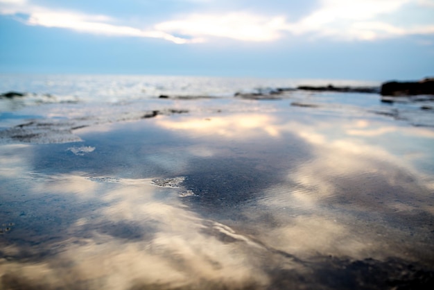 Céu azul e nuvens refletidas na água