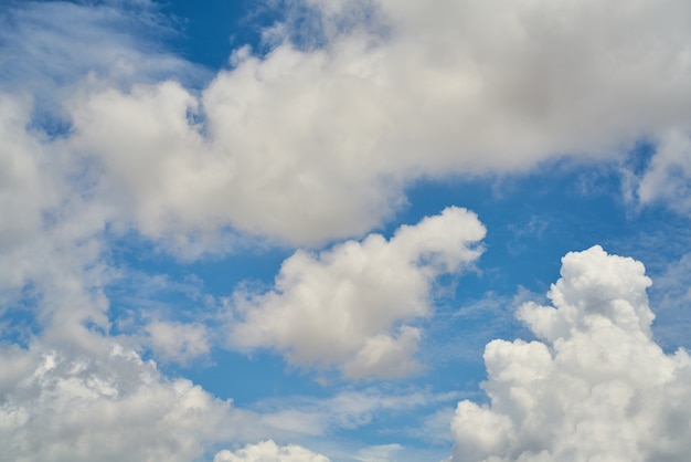 Céu Azul e Nuvens