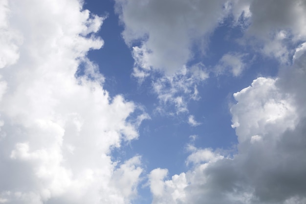 céu azul e nuvens