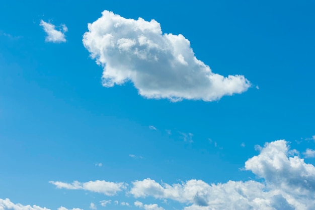 céu azul e nuvens