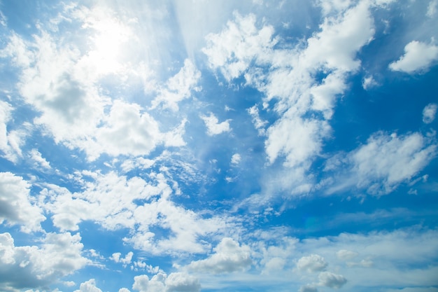 Céu azul e nuvens