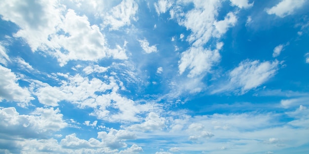 Céu azul e nuvens