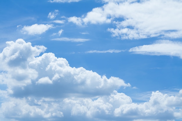 Céu azul e nuvens