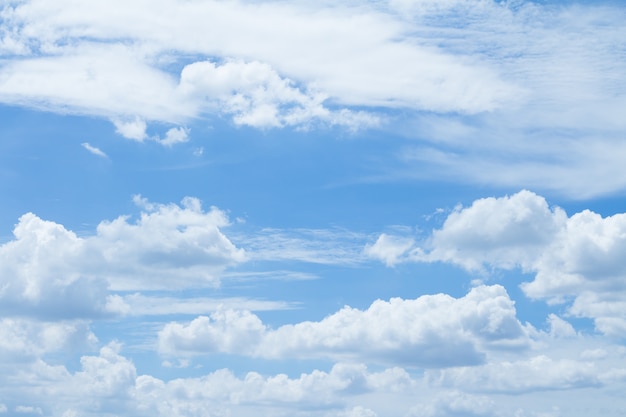 Céu azul e nuvens