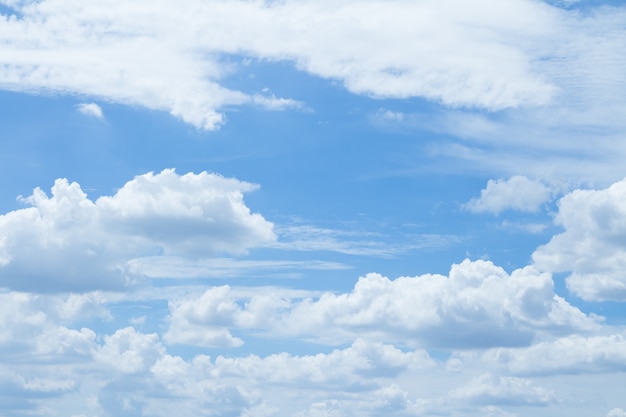 Céu azul e nuvens