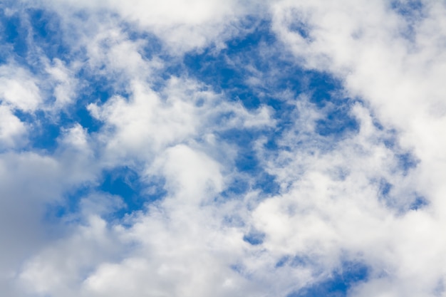 Céu azul e nuvens