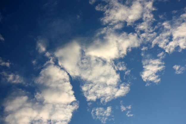 Céu azul e nuvens