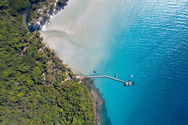 Céu azul e oceano do mar turquesa na ilha ao lado de Koh Kood, no leste da Tailândia.