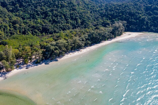 Céu azul e oceano do mar turquesa na ilha ao lado de Koh Kood, no leste da Tailândia.