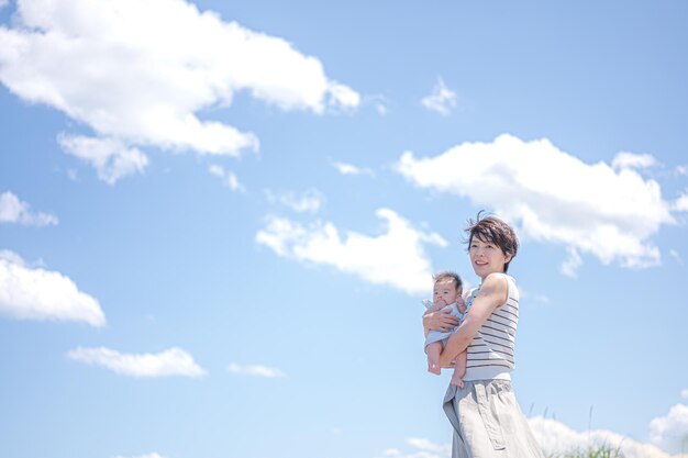 Céu azul e pai e filho