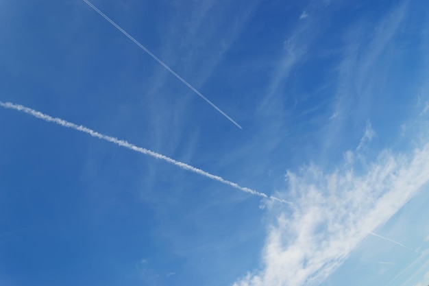 Céu azul e rastros brancos