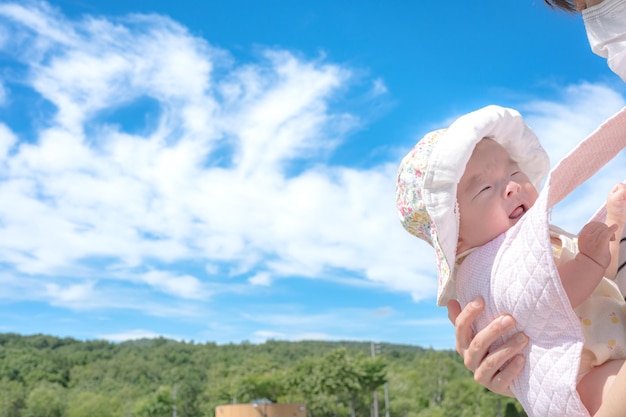 céu azul e um bebê fofo