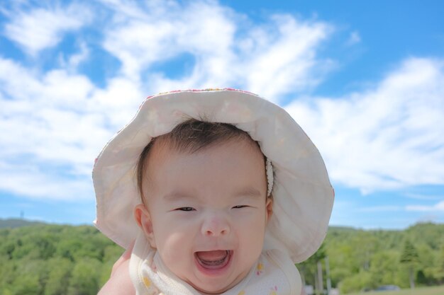 céu azul e um bebê fofo