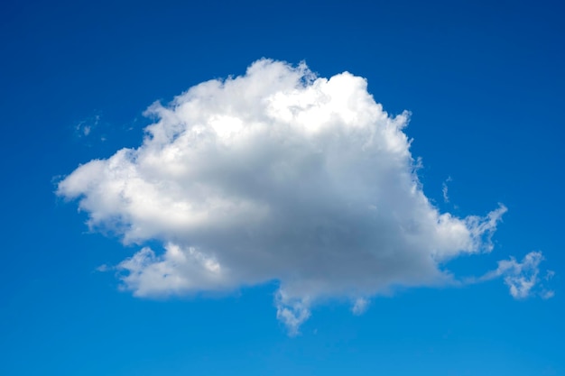 Céu azul ensolarado com nuvens. as nuvens se movem suavemente pelo céu