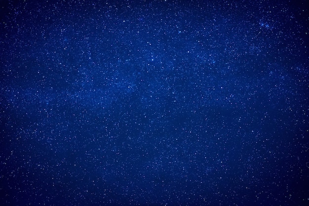 Foto céu azul escuro com muitas estrelas. via láctea como fundo do espaço