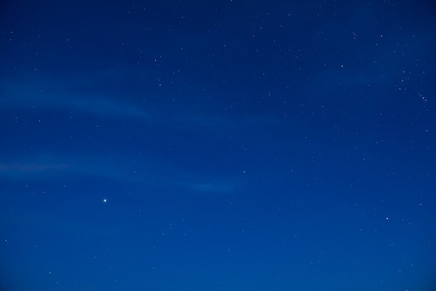 Céu azul escuro com muitas estrelas. via láctea no fundo do espaço