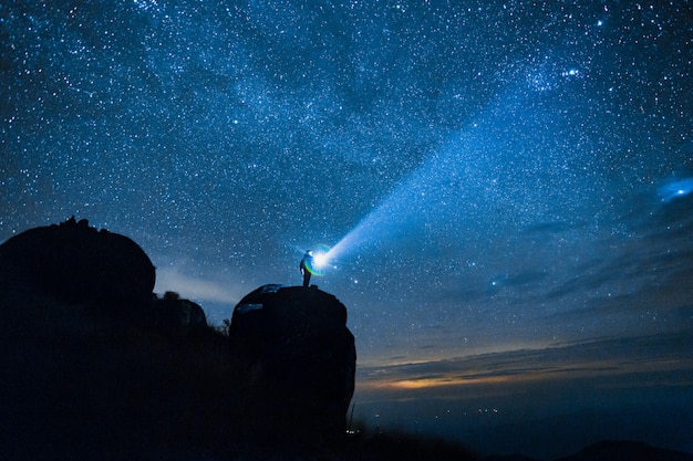 Céu azul escuro da noite com a estrela Via Láctea