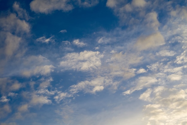 Céu azul escuro e nuvens brancas