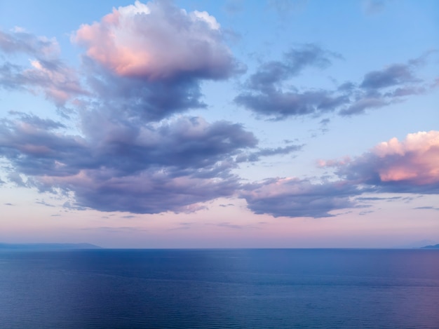 Céu azul escuro e roxo e mar após tempestade na Grécia