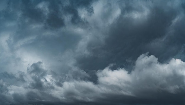 Céu azul escuro Nuvens de trovão Fundo de céu dramático com espaço de cópia para design