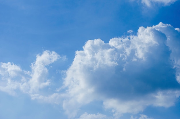 Céu azul, fundo modelado, turva