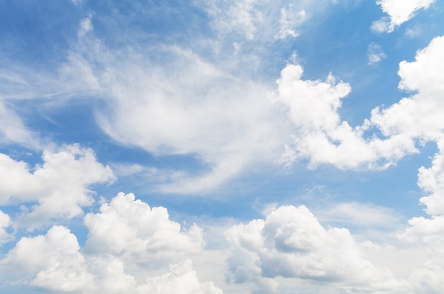 Céu azul lindo e brilhante com nuvens, como fundos