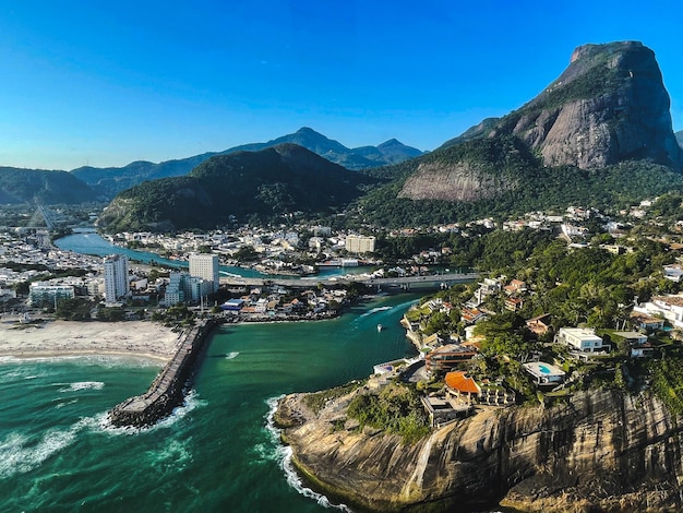 Céu azul na cidade maravilhosa