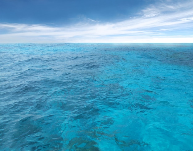 Céu azul nublado, deixando para o horizonte acima de uma superfície azul do