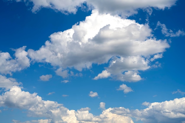 Céu azul nublado. dia ensolarado. nuvens no céu ensolarado