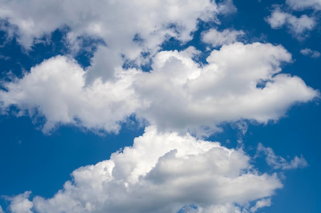 Céu azul nublado. dia ensolarado. nuvens no céu ensolarado