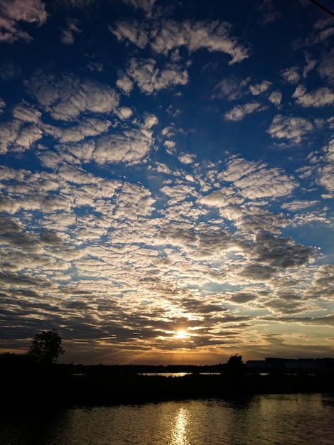 Céu azul nublado e nascer do sol