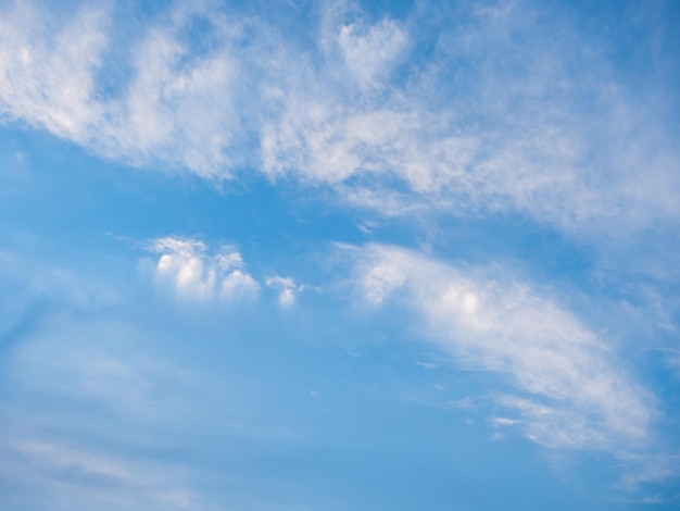 Céu azul nublado em dia ensolarado.