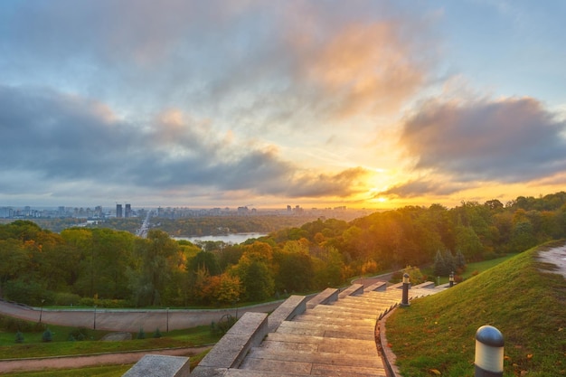 Céu azul nublado sobre o parque verde em Kiev Tiro de paisagem Parque da Glória Eterna Kiev