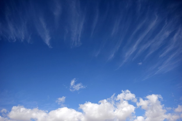 céu azul nublado